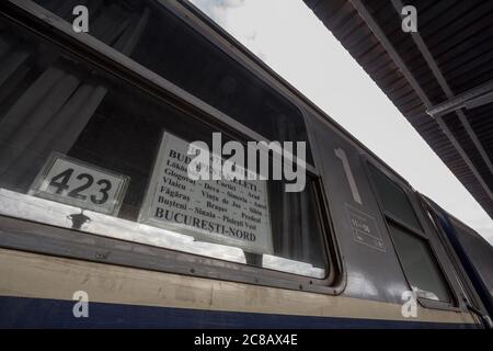 BUKAREST, RUMÄNIEN - 15. FEBRUAR 2020: Nachtzug EN 473 ister verbindet Bukarest mit Budapest mit dem Zug, Ankunft in Bukarest Gara de Nord Zug Stockfoto