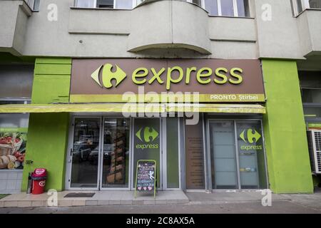 BUKAREST, RUMÄNIEN - 15. FEBRUAR 2020: Carrefour Express Logo vor dem Supermarkt in der Innenstadt von Bukarest. Es gehört zu Carrefour Roma Stockfoto