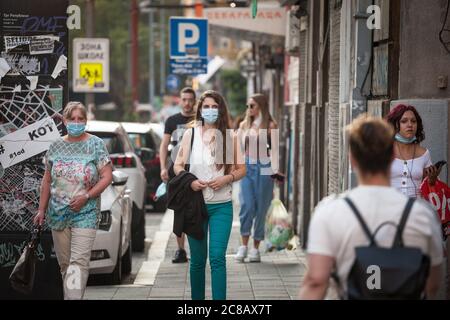 BELGRAD, SERBIEN - 21. JULI 2020: Frauen, junge Mädchen und alte Frau, die mit Gesichtsmaske laufen, Atemschutzausrüstung auf Coronavirus Covid 1 Stockfoto