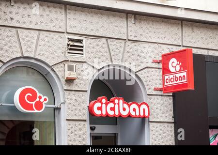 BELGRAD, SERBIEN - 26. AUGUST 2018: Ciciban Logo vor ihrem Laden für belgrad. Ciciban ist eine Kette von Kinderschuhen und Schuhhändlern Stockfoto