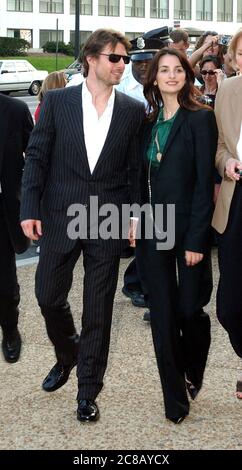 Tom Cruise, Sprecher des neuen Films "Imax Space Station 3D", und Penelope Cruz kommen im National Air and Space Museum für die Premiere des Films in Washington, D.C., am 17. April 2002 an.Quelle: Ron Sachs / CNP /MediaPunch Stockfoto