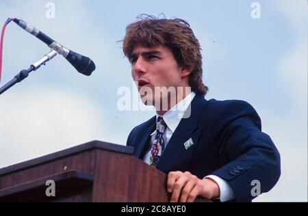 Schauspieler Tom Cruise macht am 22. April 1990 bei einer Kundgebung am Earth Day im US-Kapitol in Washington, DC, Bemerkungen. Die Veranstaltung feierte den 20. Jahrestag des Erdtages.Quelle: Howard L. Sachs / CNP /MediaPunch Stockfoto