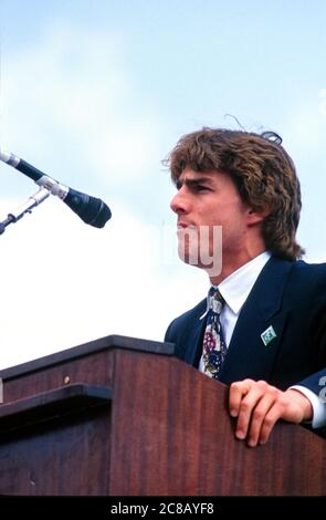 Schauspieler Tom Cruise macht am 22. April 1990 bei einer Kundgebung am Earth Day im US-Kapitol in Washington, DC, Bemerkungen. Die Veranstaltung feierte den 20. Jahrestag des Erdtages.Quelle: Howard L. Sachs / CNP /MediaPunch Stockfoto