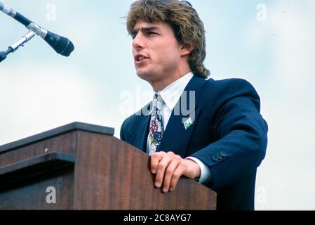 Schauspieler Tom Cruise macht am 22. April 1990 bei einer Kundgebung am Earth Day im US-Kapitol in Washington, DC, Bemerkungen. Die Veranstaltung feierte den 20. Jahrestag des Erdtages.Quelle: Howard L. Sachs / CNP /MediaPunch Stockfoto