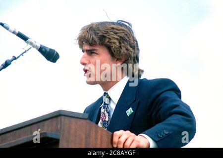 Schauspieler Tom Cruise macht am 22. April 1990 bei einer Kundgebung am Earth Day im US-Kapitol in Washington, DC, Bemerkungen. Die Veranstaltung feierte den 20. Jahrestag des Erdtages.Quelle: Howard L. Sachs / CNP /MediaPunch Stockfoto