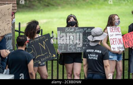 Wyomising, Pennsylvania, USA- 22. Juli 2020: Gruppe veranstaltet Protest im Wyomising Polizeibüro nach der Verhaftung von Black man in Walmart Stockfoto