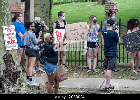 Wyomising, Pennsylvania, USA- 22. Juli 2020: Gruppe veranstaltet Protest im Wyomising Polizeibüro nach der Verhaftung von Black man in Walmart Stockfoto
