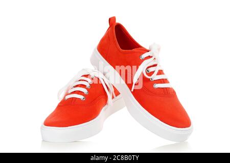 Ein Paar rote Wildlederschuhe isoliert auf weiß Stockfoto