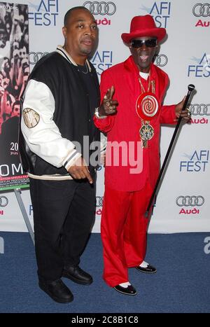 Chuck D und Flavor Flav beim AFI FEST 2007 präsentieren eine Vorführung von "Public Enemy: Welcome to the Terrordome", die im Dachdorf des AFI Fest der Arclight Cinemas in Hollywood, CA, stattfindet. Die Veranstaltung fand am Mittwoch, 7. November 2007 statt. Foto von: SBM / PictureLux - Dateireferenz # 34006-10040SBMPLX Stockfoto