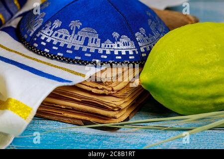 Jüdische religiöse Symbol Festival von Sukkot traditionelle Symbole Etrog, lulav, hadas, Arava beten Buch kippah Tallit Stockfoto