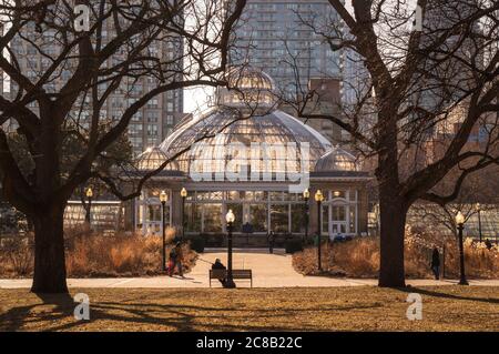 TORONTO, KANADA - 03 08 2020: Frühlingshafter Sonnenuntergang Allan Gardens Park Blick mit Allan Gardens Gewächshaus vor Hochhäusern auf Stockfoto