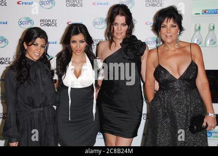 Kourtney Kardashian, Kim Kardashian, Khloe Kardashian und Mom Kris Jenner im Crest + Scope People's Choice Nomination Announcement und Party im AREA Nightclub in West Hollywood, CA. Die Veranstaltung fand am Donnerstag, 8. November 2007 statt. Foto von: SBM / PictureLux - Aktenzeichen # 34006-10273SBMPLX Stockfoto