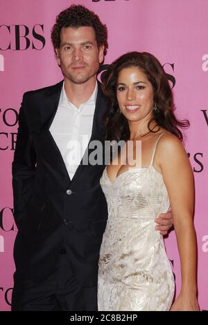 Noah LeBenzon und Ana Ortiz bei der Victoria's Secret Fashion Show 2007 im Kodak Theater in Hollywood, CA. Die Veranstaltung fand am Donnerstag, 15. November 2007 statt. Foto von: SBM / PictureLux - Aktenzeichen # 34006-10446SBMPLX Stockfoto