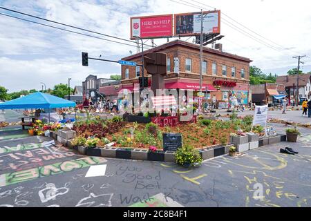 Minneapolis, MN/USA - 21. Juni 2020: Memorial an der Kreuzung und am Ort von George Floyds Verhaftung und Tod. Stockfoto