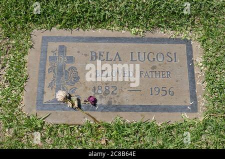 Culver City, California, USA 22. Juli 2020 EINE allgemeine Sicht der Atmosphäre des Grabes von Bela Lugosi in der Grotto-Sektion auf dem Holy Cross Friedhof am 22. Juli 2020 in Culver City, Kalifornien, USA. Foto von Barry King/Alamy Stockfoto Stockfoto