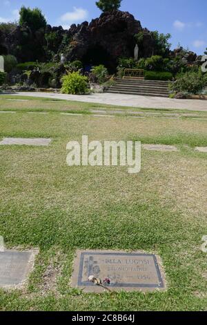 Culver City, California, USA 22. Juli 2020 EINE allgemeine Sicht der Atmosphäre des Grabes von Bela Lugosi in der Grotto-Sektion auf dem Holy Cross Friedhof am 22. Juli 2020 in Culver City, Kalifornien, USA. Foto von Barry King/Alamy Stockfoto Stockfoto