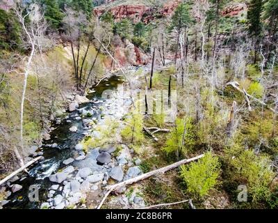 Luftaufnahme des Oak Creek Canyon, nördlich von Sedona Arizona im Frühling. Stockfoto