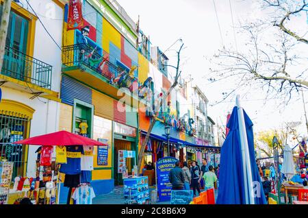 Buenos Aires, Argentinien - 05. September 2018: Die berühmten Farben von El Caminito und Souvenirläden. Stockfoto