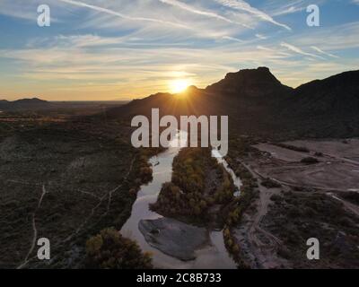 Luftaufnahme von Phon D. Sutton Recreation Area am Lower Salt River, nördlich von Mesa, Arizona, als die Sonne hinter Red Mountain unterging. Stockfoto