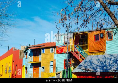 Buenos Aires, Argentinien - 05. September 2018: Gebäude voller Farben und Muster in den Wänden und Fenstern. Stockfoto