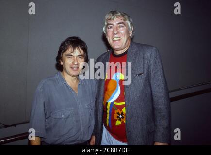 Dudley Moore und Peter Cook Backstage bei Comic Relief Stockfoto