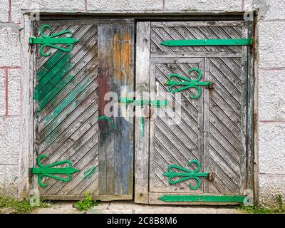 Vintage alten Lagerhaus Holztor. Verwitterte Holztür der Scheune Stockfoto