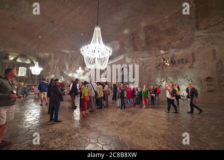 Wieliczka Salzbergwerk / Polen - 10. Juni 2019: Viele Touristen besuchen das Innere der berühmten Salzbergwerke als Palast geschmückt Stockfoto