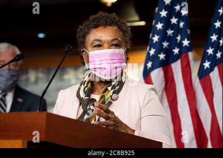 Washington, Usa. Juli 2020. Die US-Vertreterin Barbara Lee (D-CA) mit Gesichtsmaske spricht auf einer Pressekonferenz über H.R. 7573, vorgeschlagene Gesetzgebung, um alle Statuen von Einzelpersonen, die freiwillig den Konföderierten Staaten von Amerika dienten, aus der Ausstellung im Kapitol der Vereinigten Staaten zu entfernen. Kredit: SOPA Images Limited/Alamy Live Nachrichten Stockfoto