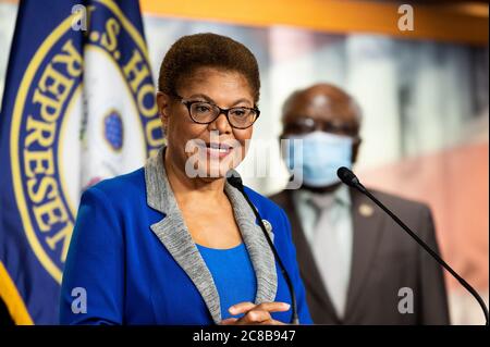 Washington, Usa. Juli 2020. Die US-Vertreterin Karen Bass (D-CA) spricht auf einer Pressekonferenz über H.R. 7573, vorgeschlagene Gesetzgebung, um alle Statuen von Einzelpersonen, die freiwillig den Konföderierten Staaten von Amerika dienten, aus der Ausstellung im Kapitol der Vereinigten Staaten zu entfernen. Kredit: SOPA Images Limited/Alamy Live Nachrichten Stockfoto