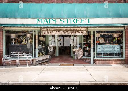 Mitzi's am Main, ein Heim-Dekor und Antiquitäten-Shop auf der Main Street in Downtown Blue Ridge, Georgia. (USA) Stockfoto