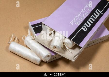 Alte Vintage Ostdeutsche Tampons für Damen in Originalverpackung Stockfoto
