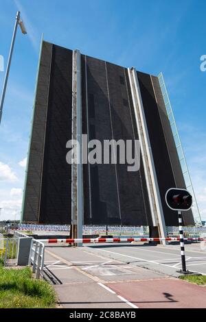 Terneuzen, Niederlande, 12. Juli 2020, Brücke, die offen ist und nach oben Stockfoto