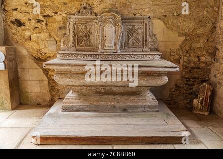 Europa, Frankreich, Haute-Vienne, Oradour-sur-Glane. September 2019. Altar in der zerstörten Steinkirche im Märtyrerdorf Oradour-sur-Glane. Stockfoto