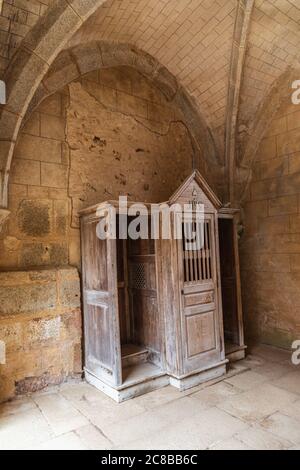 Europa, Frankreich, Haute-Vienne, Oradour-sur-Glane. September 2019. Beichtstuhl in der zerstörten Steinkirche im Märtyrerdorf Oradour-sur-Glane. Stockfoto