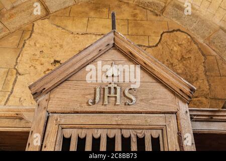 Europa, Frankreich, Haute-Vienne, Oradour-sur-Glane. September 2019. Beichtstuhl in der zerstörten Steinkirche im Märtyrerdorf Oradour-sur-Glane. Stockfoto