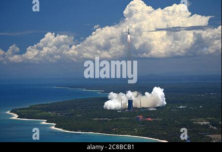 Wenchang. Juli 2020. Eine Mars-Sonde wird auf einer langen Rakete vom 5. März vom Start-Standort der Raumsonde Wenchang in der südchinesischen Provinz Hainan gestartet, 23. Juli 2020. Kredit: Guo Cheng/Xinhua/Alamy Live Nachrichten Stockfoto