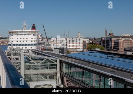 Helsinki, Uusimaa, Finnland, 20. Juli 2020, Stadtpanorama, Fähre und Viking Line Werbeterminal, Sommer, sonniger Tag. Hochwertige Fotos Stockfoto