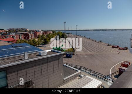 Helsinki, Uusimaa, Finnland, 20. Juli 2020, Stadtpanorama, Fähre und Viking Line Werbeterminal, Sommer, sonniger Tag. Hochwertige Fotos Stockfoto