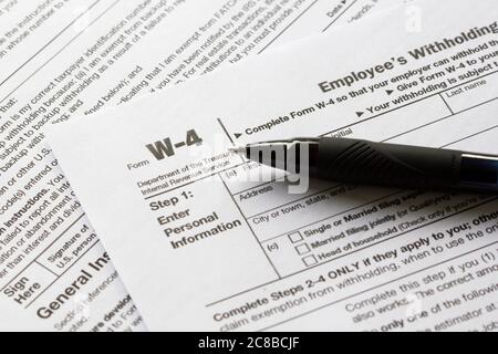 Nahaufnahme des Formulars W-4, Einbehaltungsbescheinigung des Mitarbeiters. Stockfoto