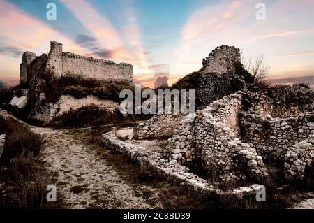 Ruine des alten Dorfes 'Alba Fucens' bei Sonnenuntergang in der Nähe von Avezzano, Italien Stockfoto