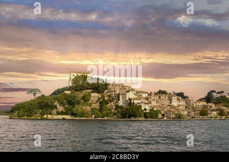 Panorama von Anguillara vom Bracciano See. Anguillara ist ein kleines Dorf am Bracciano See. Stockfoto