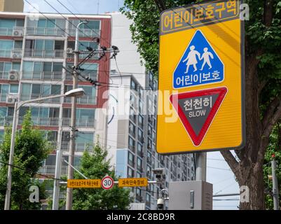 Seoul, Südkorea - Juli 2020 : Schule Zone Verkehrszeichen und Kamera, die Geschwindigkeitsregler Autos. Stockfoto