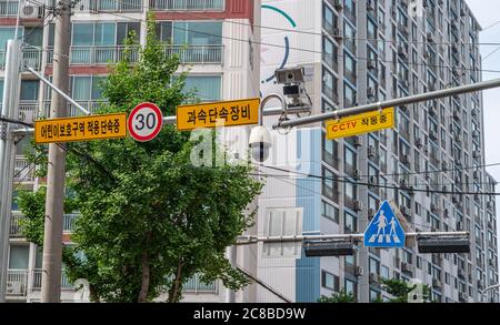 Seoul, Südkorea - Juli 2020 : Schule Zone Verkehrszeichen und Kamera, die Geschwindigkeitsregler Autos. Stockfoto