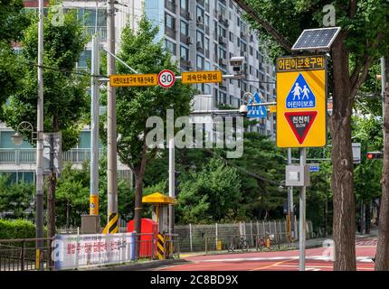 Seoul, Südkorea - Juli 2020 : Schule Zone Verkehrszeichen und Kamera, die Geschwindigkeitsregler Autos. Stockfoto