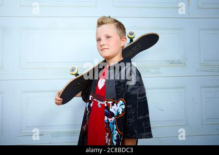 Auf diesem atemberaubenden Foto zeigen sich die Skateboard-Fähigkeiten eines blonden Jungen Stockfoto