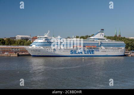 Helsinki, Uusimaa, Finnland, 20. Juli 2020, Stadtpanorama, Fähre und Silja Line Werbeterminal, Sommer, sonniger Tag. Hochwertige Fotos Stockfoto