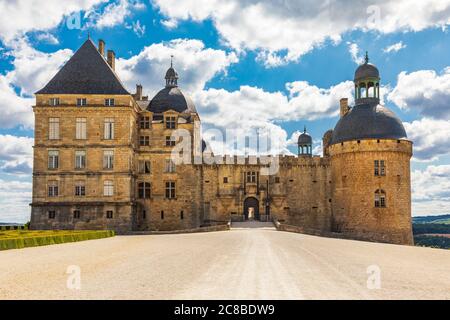 Europa, Frankreich, Dordogne, Hautefort. September 2019. Topiary im formalen Garten auf Schloss Hautefort, Chateau de Hautfort. Stockfoto