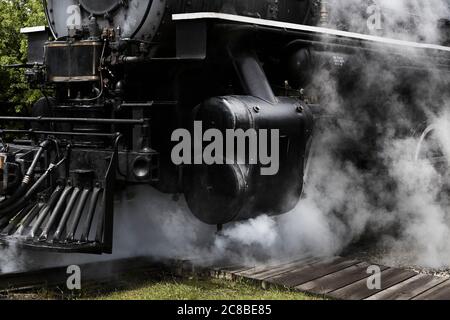 Alte Dampflokomotive, die sich im Heritage Park auf den Weg machen Stockfoto