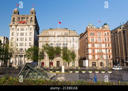 Shanghai, China - 17. April 2018: Vorderansicht historischer Gebäude am Bund. Von links nach rechts: North China Daily News Building, Bund 18 Stockfoto