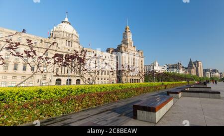 Shanghai, China - 17. April 2018: HSBC-Gebäude und Zollhaus. Historische Gebäude am Bund (Waitan) Stockfoto